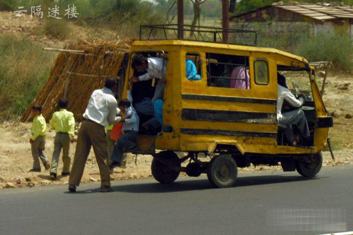 要命的印度校車 簡直就是馬路上的棺材板(圖)