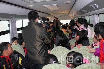 滁州天長(zhǎng)消防舉辦校車(chē)疏散逃生演練 萬(wàn)名師生駕駛員受益