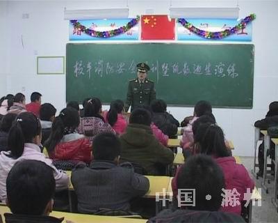 滁州天長(zhǎng)消防舉辦校車(chē)疏散逃生演練 萬(wàn)名師生駕駛員受益