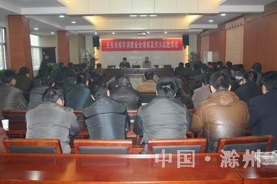 滁州天長(zhǎng)消防舉辦校車(chē)疏散逃生演練 萬(wàn)名師生駕駛員受益