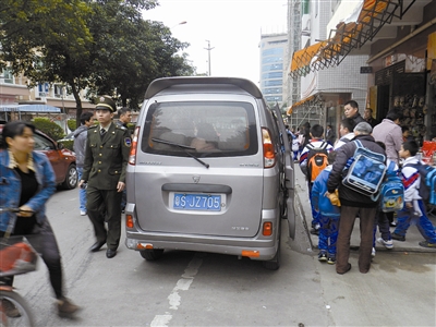 查處現場:“校車”看到執法車就溜(圖)