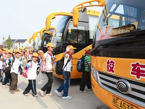 記者體驗德清校車：限速40公里 兩名老師看護