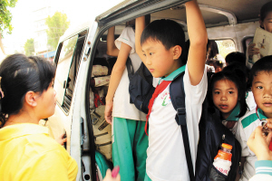 海口：超載面包車小學門口接學生(圖)