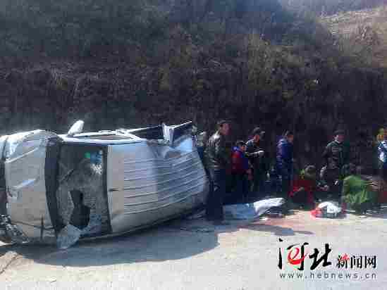 青龍：發生校車側翻事故 3人死亡15人受傷(圖)