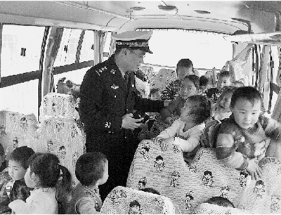 新密：無牌校車超載21個幼兒 交警逮個正著（圖）