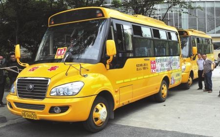 青羊：先簽安全承諾書 校車才可上路(圖)