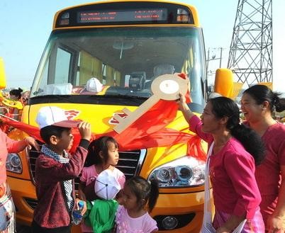 潑水節瑞麗獲贈校車
