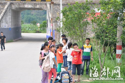 福州閩侯：校車點(diǎn)無(wú)遮棚小學(xué)生每天暴曬