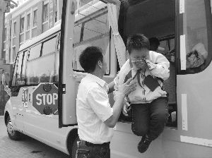 吳江60輛長鼻子校車上路 每學期乘車費340元