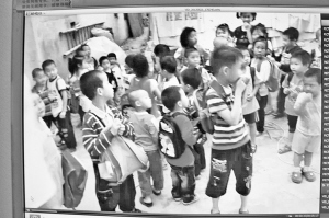 廈門：幼兒園7人座校車竟塞了42人 小朋友的臉緊貼后窗玻璃