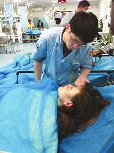 成都：滿載幼兒客車發生側翻 校方稱不是校車