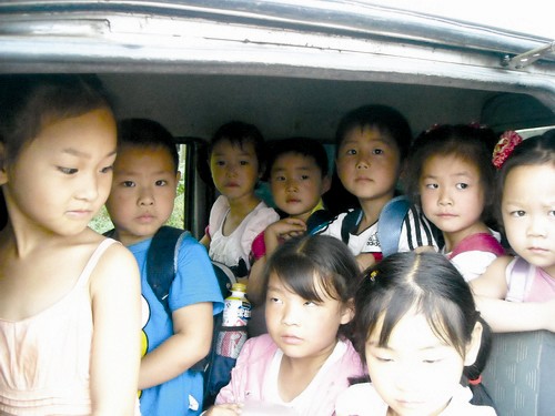 沙市一校車超載 司機無證駕駛