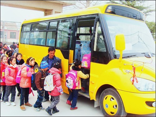 農(nóng)民自買校車，好道德與領(lǐng)導(dǎo)無關(guān)（圖）