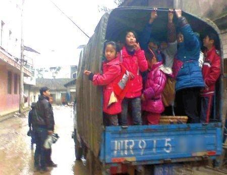 儀隴“最牛黑校車” 司機稱雨天順路送學生