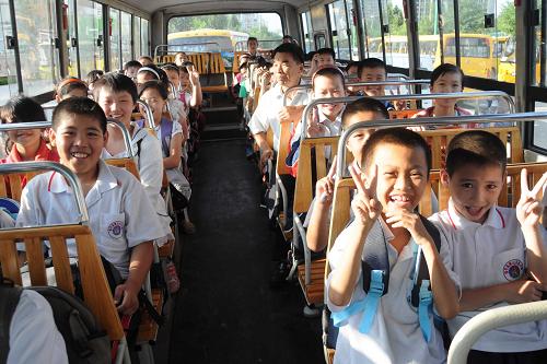 山東鄒平實(shí)現(xiàn)農(nóng)村小學(xué)生免費(fèi)乘校車(圖)