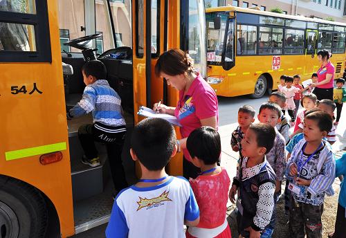 山東鄒平實(shí)現(xiàn)農(nóng)村小學(xué)生免費(fèi)乘校車(圖)