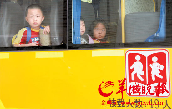 坐不上正規校車 家長只好租大巴