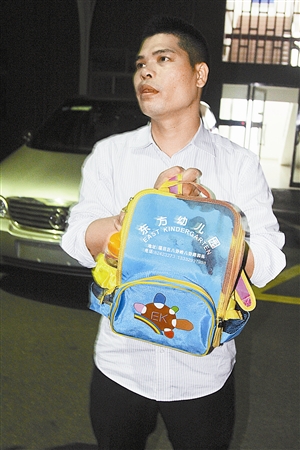 3歲女童跌落校車身亡 老師稱其擅開車門所致