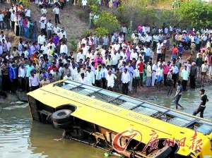 印度校車事故多部分因路況差 上學(xué)之路充滿艱險(xiǎn)