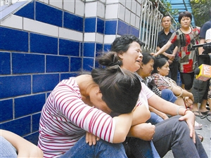 3歲女孩摔下校車身亡 家屬齊聚幼兒園討說法