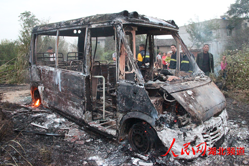 湖北一幼兒園校車送學生途中燒成空殼