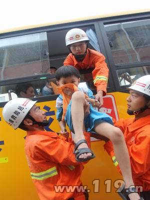 中國消防雜志：開展校車消防安全逃生演練