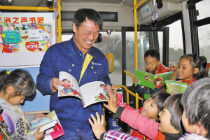 鎮海一小學校車里建起流動圖書室 學生用誠信借閱
