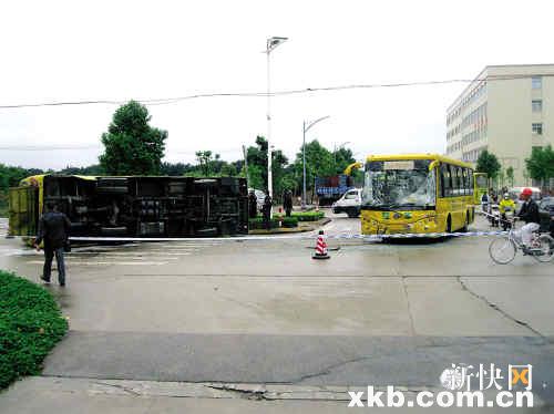 中山兩輛校車相撞 還好，20名學生無大礙