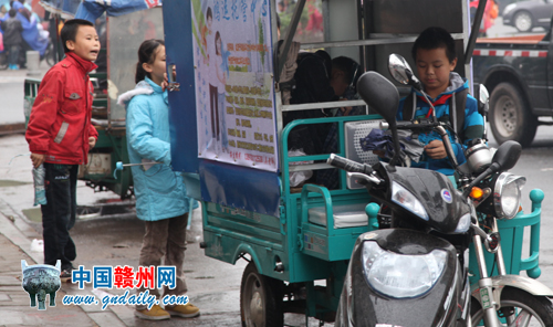 將三輪車改裝成“校車”隱患大 希望有關(guān)部門管管