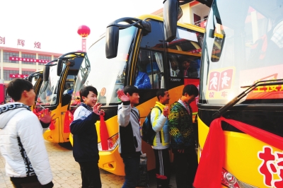 七里河區(qū)17輛新校車運(yùn)行