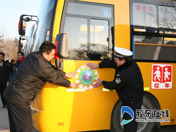 交警張貼校車安全標識資料圖