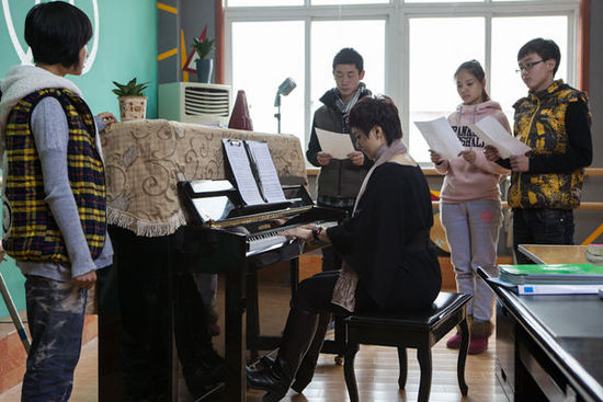 公益電影《校車》柯以敏為學生授課。