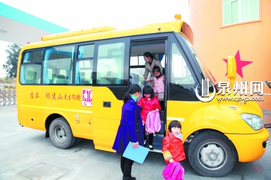 駕駛新規(guī)明確校車(chē)管理 駕駛?cè)藨?yīng)具備6項(xiàng)基本條件