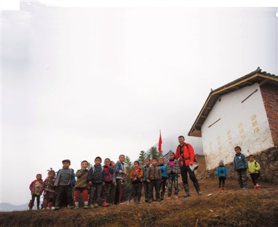 □蓋學(xué)校買校車當(dāng)老師□山區(qū)支教6年投入60萬(wàn) 國(guó)安老隊(duì)員灑愛山那邊