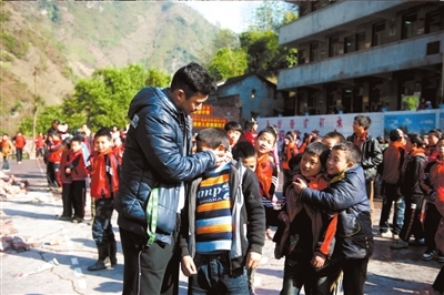 蓋學(xué)校買校車當(dāng)老師 山區(qū)支教6年投入60萬(wàn)