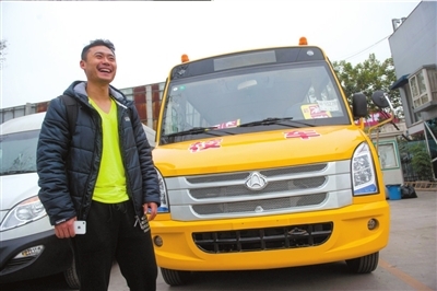 □蓋學(xué)校買校車當(dāng)老師□山區(qū)支教6年投入60萬(wàn) 國(guó)安老隊(duì)員灑愛山那邊