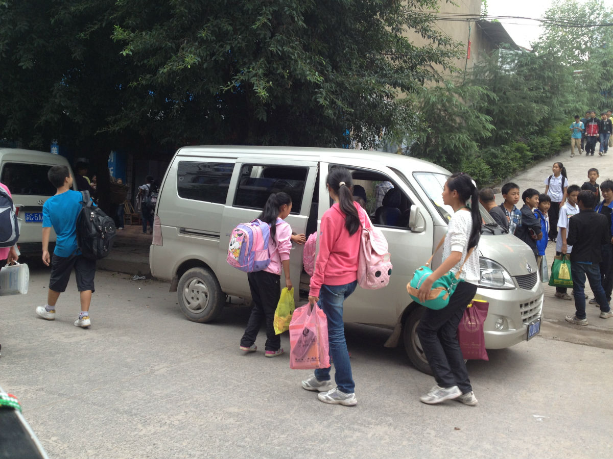 擁擠校車實拍圖