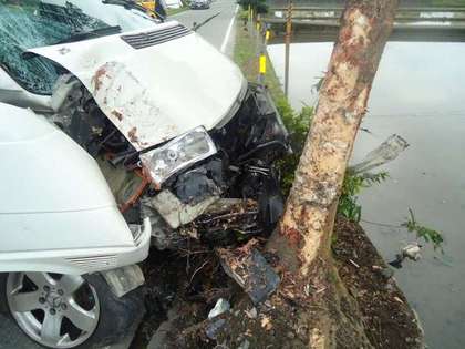 疑司機(jī)恍神肇禍臺(tái)灣宜蘭校車撞樹7人受傷（圖）