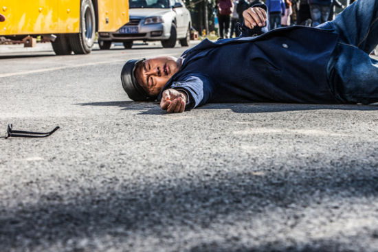 于榮光飾演校車司機營救“死飛 ”少女慘遭橫禍 