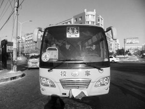 校車司機大紅花遮擋號牌被扣12分