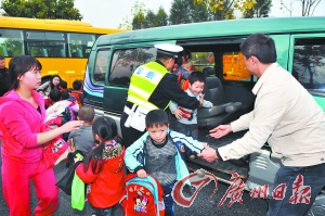 廣州交警查獲3輛黑校車 限載11人塞下18學生