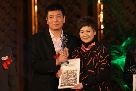 柯以敏攜《校車》領(lǐng)愛心大獎 獻唱《給孩子》