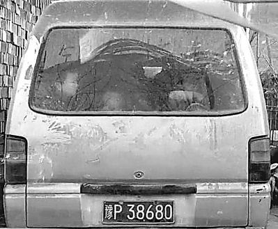 鹿邑縣一小學(xué)9座“校車(chē)”塞進(jìn)38個(gè)學(xué)生