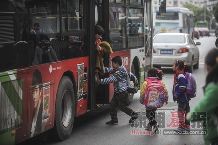 “寧鄉模式”校車運營兩年：家長嫌貴