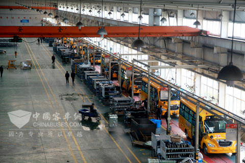 近百輛校車蓄勢2013 申龍尋求穩中取勝