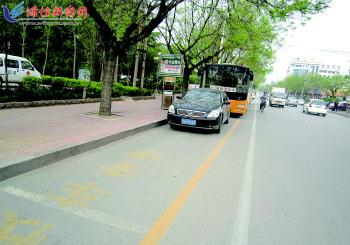 小學(xué)門前14個專用車位 附近私家車鳩占鵲巢