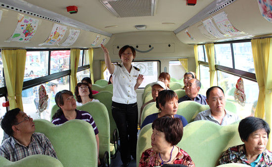 青島：溫馨校車千里眼監控 司機抽煙打電話實時預警