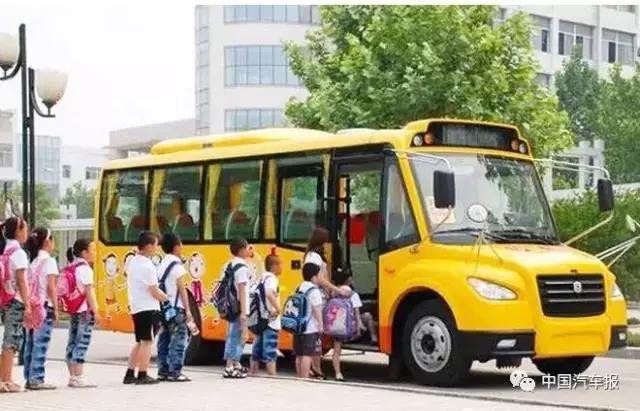 誰攔了校車的路？