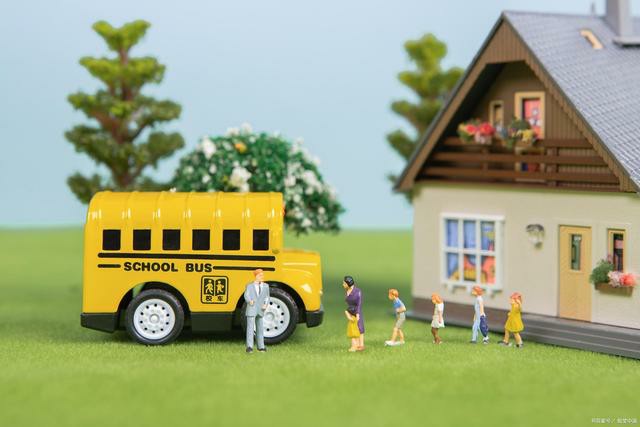 送孩子上學(xué)是自己送比較好，還是坐校車比較好呢？有什么依據(jù)？