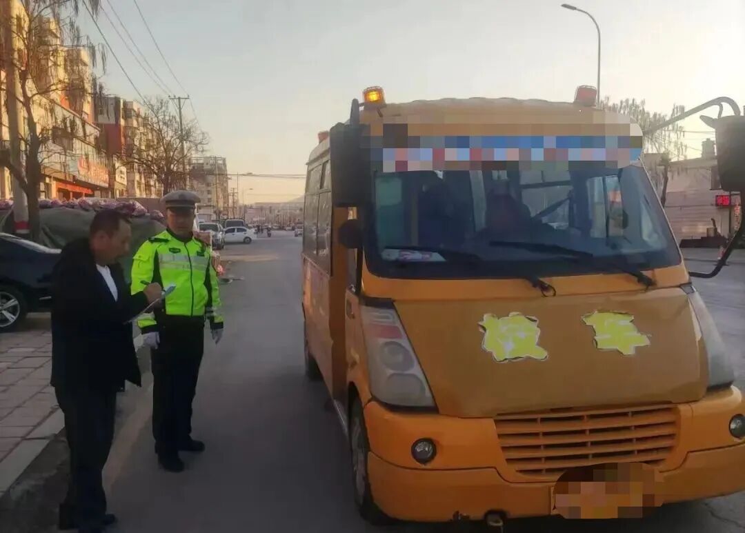 文明交通 禮行天下 | 護(hù)航“上學(xué)路”！本溪交警擰緊校車(chē)安全閥